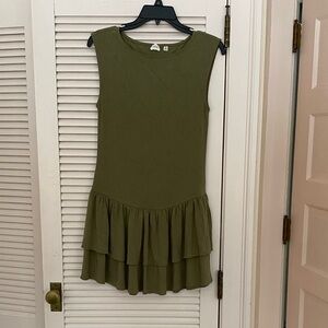 Aritzia Wilfred
BLOOMSBURY DRESS green, sleeveless